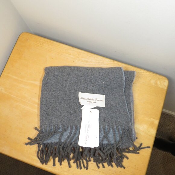 NWT Italian Woolen Treasures Gray 100% Wool Scarf 17"x81" Fringe Made in Italy - Picture 7 of 8